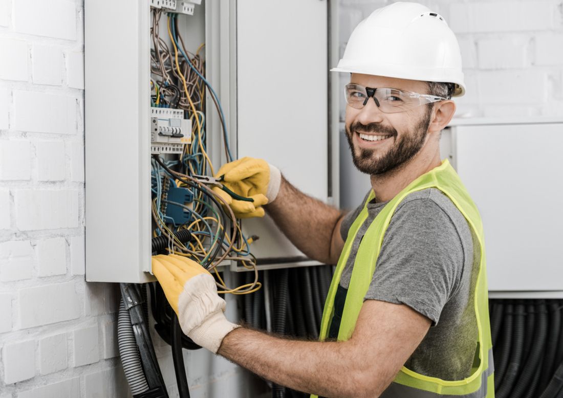 Électricien de Services Habitat souriant en intervention à Chartres