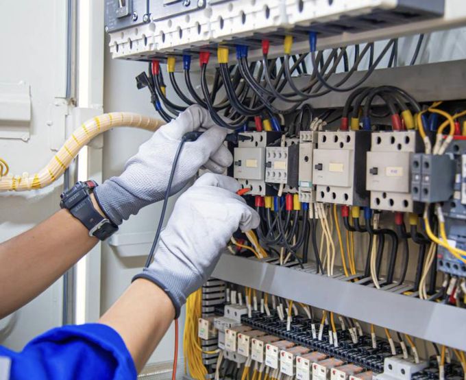 Électricien contrôlant un tableau électrique