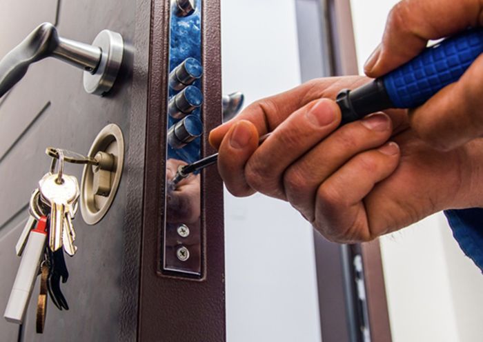 Réparation d'une serrure de porte avec clés