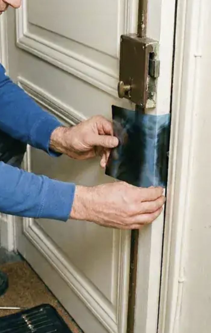 Pose d'une serrure encastrée sur une porte