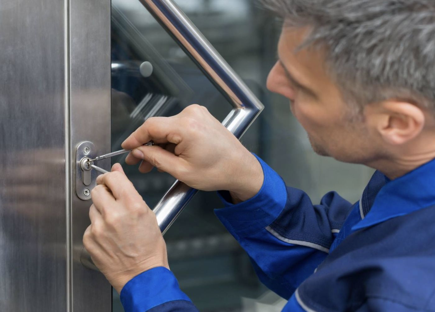 Serrurier Services Habitat sécurisant une porte en Eure